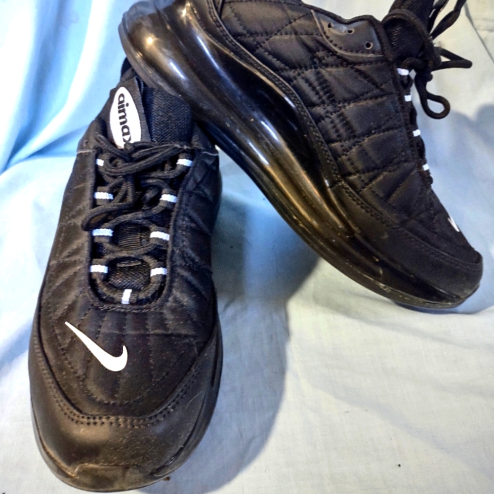Womens Nike shoes size 7.5, Nike Air Max shoes in excellent condition, black